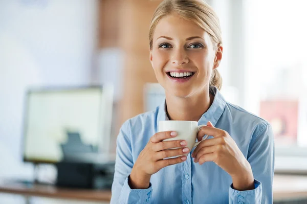 Empresária de sucesso alegre — Fotografia de Stock