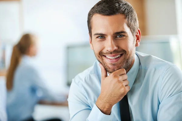 Guapo joven hombre de negocios — Foto de Stock