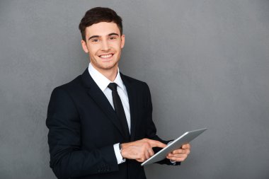 Dijital tablet ile işadamı.