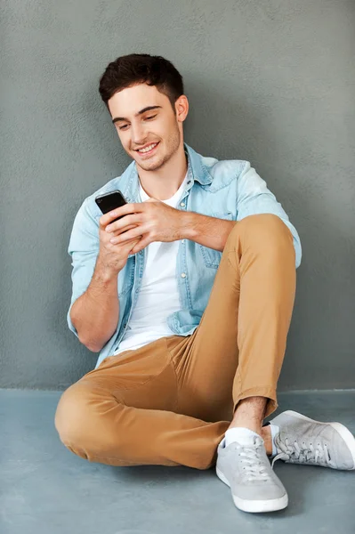 Young man with mobile phone — Stock Photo, Image