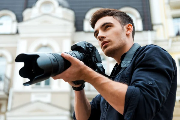 Jonge man fotograferen iets — Stockfoto