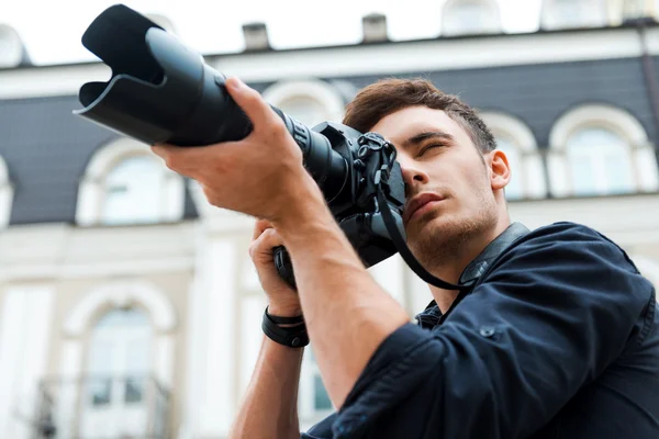 Ung man fotografera något — Stockfoto