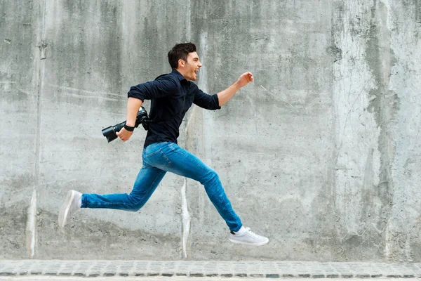 Young photographer running — Stock Photo, Image