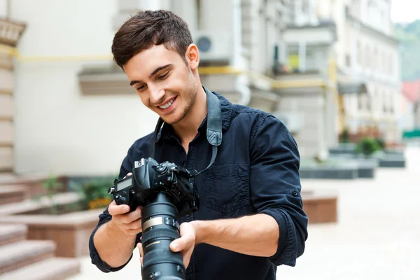 Mladý muž hospodářství fotoaparát — Stock fotografie