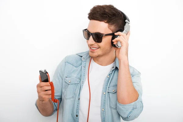 Hombre joven en auriculares —  Fotos de Stock
