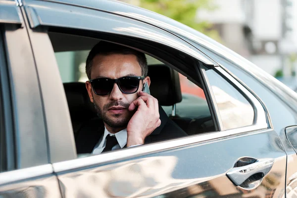 Sérieux jeune homme d'affaires — Photo