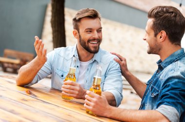 genç erkekler şişe bira ile tutarak