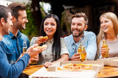 Pizza yiyip bira içmeyi insanlar