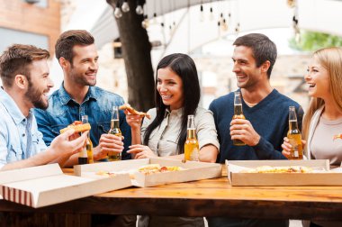 Pizza yiyip bira içmeyi insanlar