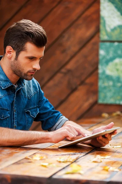 Hombre trabajando en tableta digital al aire libre — Foto de Stock