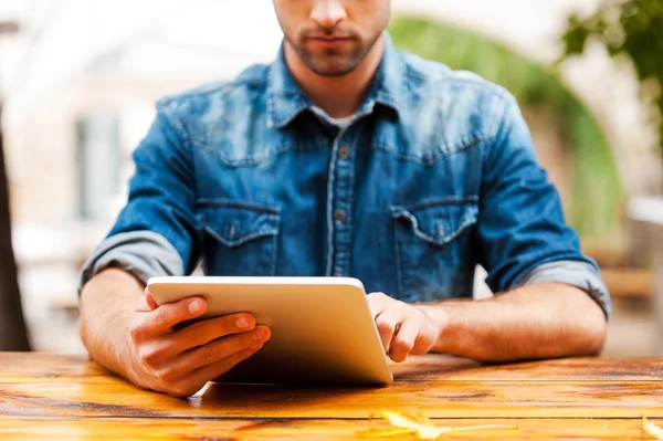 Homme travaillant sur tablette numérique — Photo