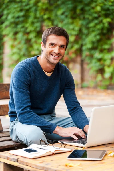 Uomo che lavora su laptop all'aperto — Foto Stock