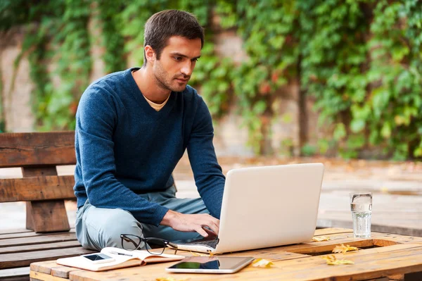 Homme travaillant sur ordinateur portable à l'extérieur — Photo