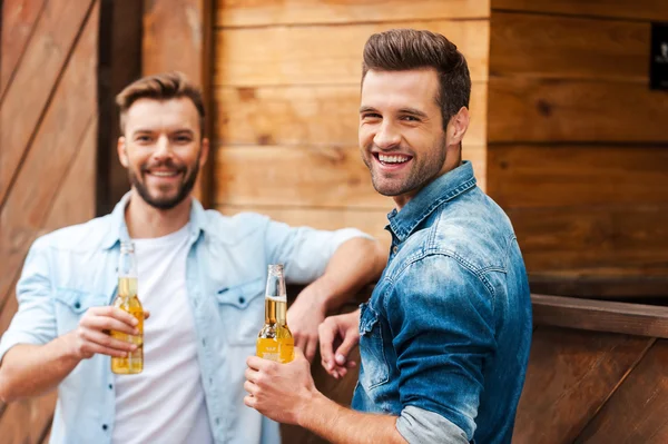 Mannen houden van flessen met bier — Stockfoto
