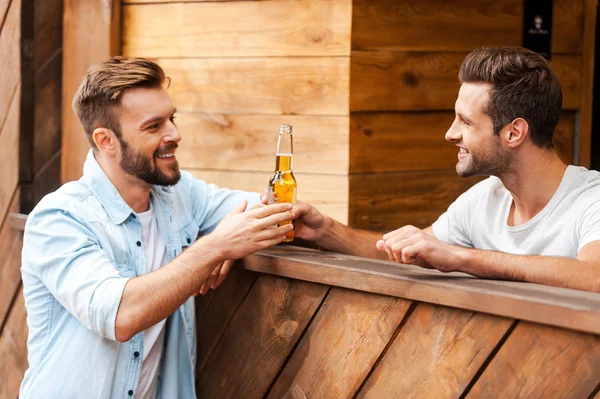 Barman dando uma garrafa de cerveja para seu cliente — Fotografia de Stock