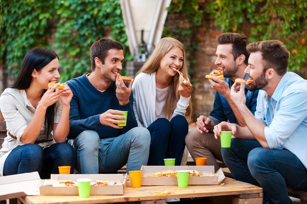 Young people eating pizza — Stock Photo, Image