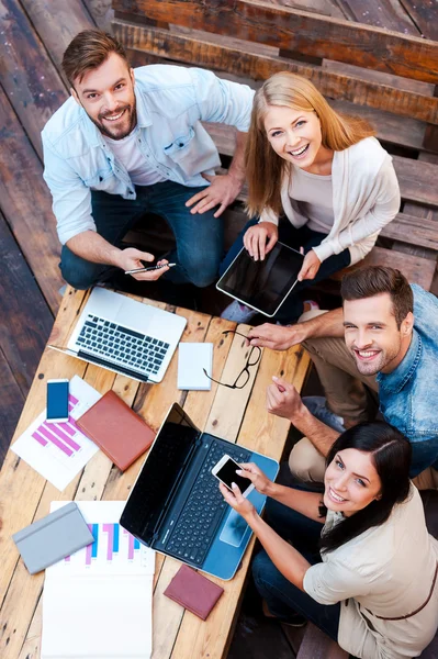 Junge Menschen arbeiten zusammen — Stockfoto