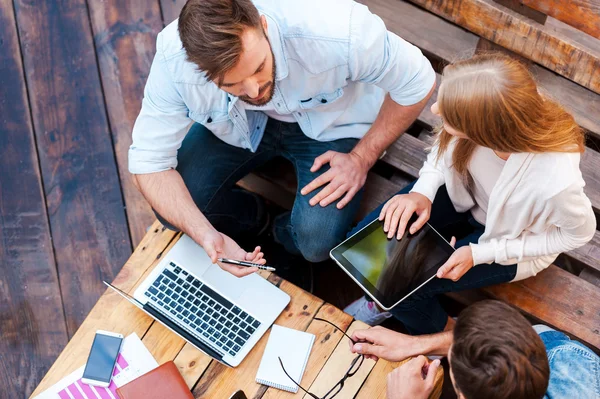 Drei junge Leute arbeiten zusammen — Stockfoto