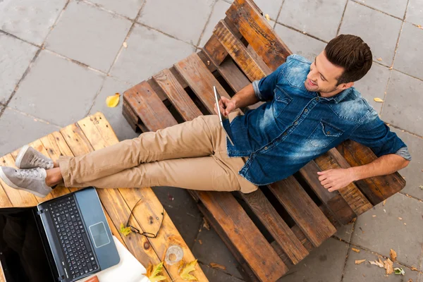 Hombre sosteniendo tableta digital — Foto de Stock