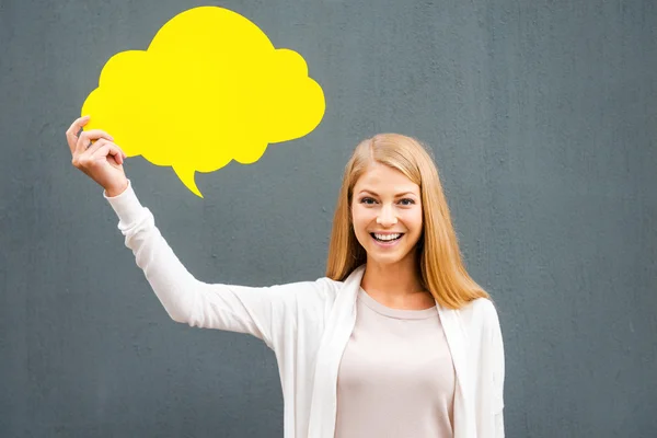 Mujer sosteniendo vacío discurso burbuja —  Fotos de Stock