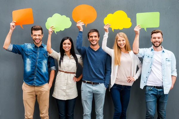 Personas sosteniendo burbujas de habla vacías — Foto de Stock