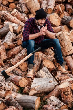 günlükleri üzerinde otururken sigara forester