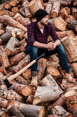 Sigara ve günlükleri üzerinde oturan forester