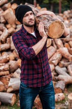 büyük günlük omzunda taşıyan forester