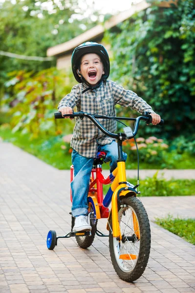 小さな男の子が自転車に乗って — ストック写真