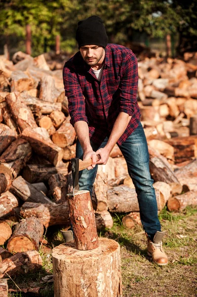Confiante jovem silvicultor corte log — Fotografia de Stock
