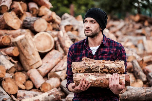 Jistý mladý lesník drží protokolů — Stock fotografie