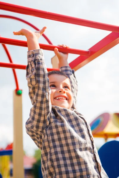 Jongen plezier op jungle gym — Stockfoto