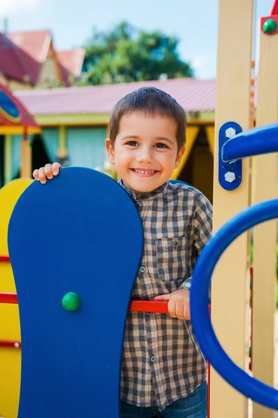 Garçon s'amuser sur jungle gym — Photo