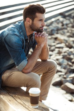 düşünceli adam ellerini sıktı tutmak