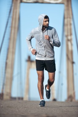 Köprünün koşan adam