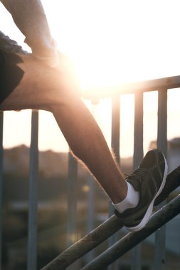 adam bacağını çalıştırmadan önce germe