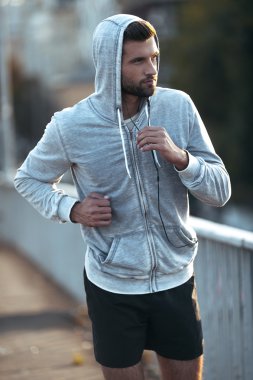 uzak yolda çalışırken görünen kaslı adam