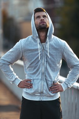 Holding adam kalça ve ararken eller