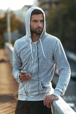 Kendine güvenen genç adam kulaklık