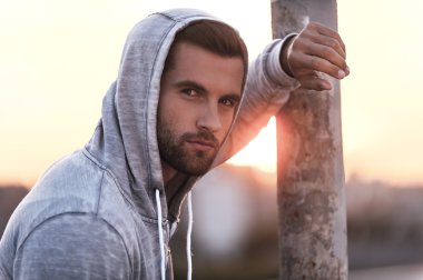 Yakışıklı adam giyen hood
