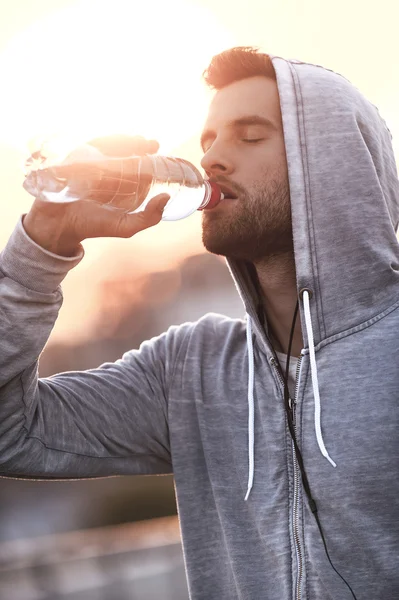 若い男が水を飲む — ストック写真