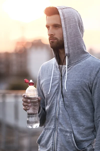 Hombre sosteniendo botella con agua —  Fotos de Stock