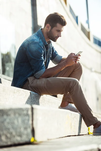 Hombre seguro sosteniendo el teléfono móvil — Foto de Stock