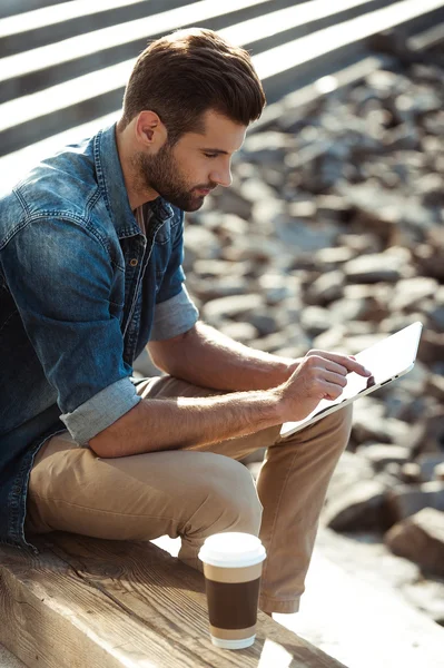 Hombre seguro de sí mismo trabajando en tableta digital — Foto de Stock