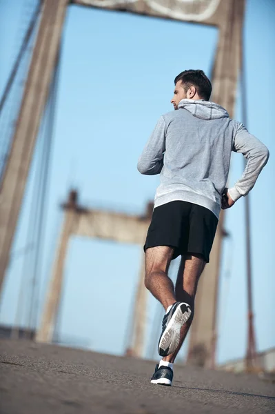 Hombre corriendo por el puente —  Fotos de Stock