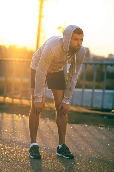 Homem descansando depois de correr — Fotografia de Stock