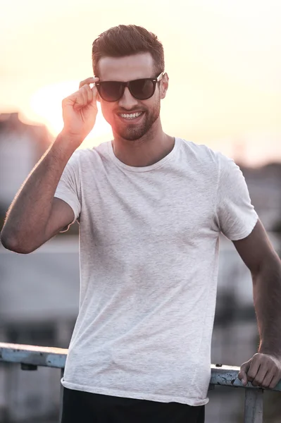 Homem ajustando óculos — Fotografia de Stock