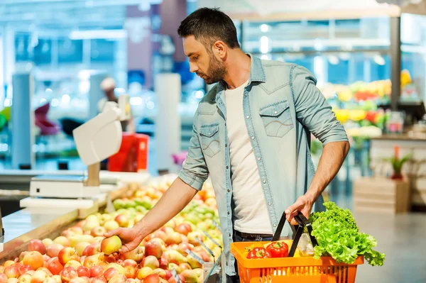 Hombre sosteniendo manzana y cesta de la compra — Foto de Stock