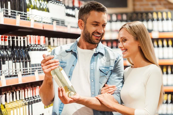 Couple choisissant le vin en magasin — Photo