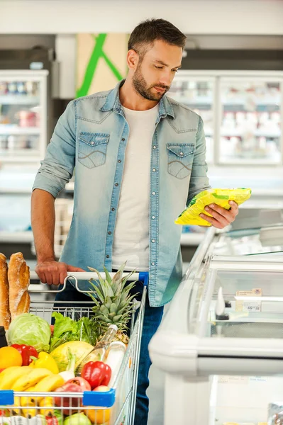 Man nemen van voedsel uit koelkast in winkel — Stockfoto